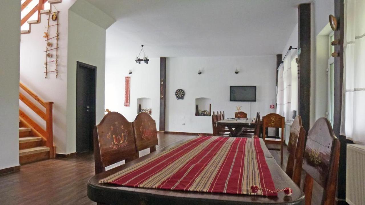 Sura Pietrei Craiului Hotel Zarnesti Ngoại thất bức ảnh